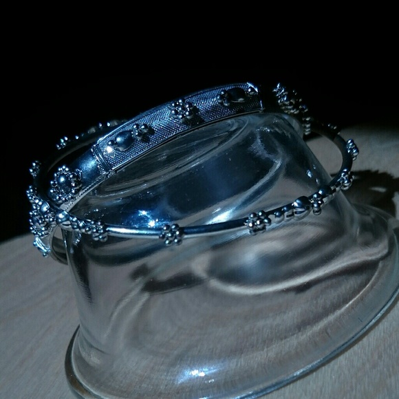 Matching Metal Flower Bangles🌸 - Picture 6 of 7